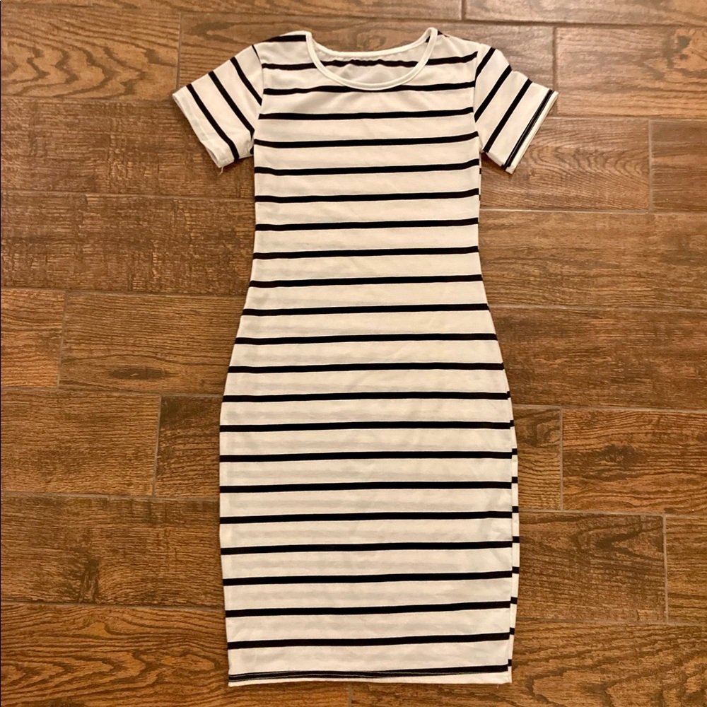 Black and White Horizontal Strips curvy